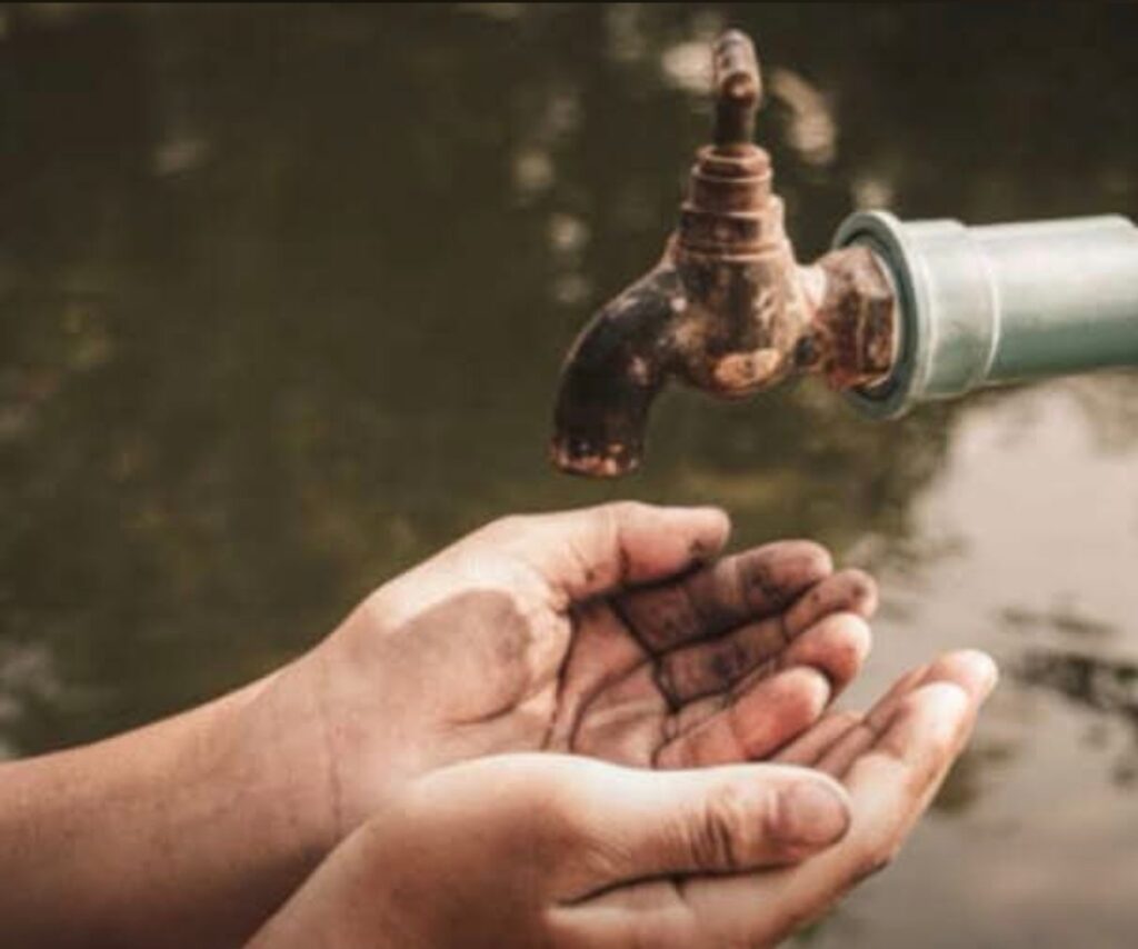 Des mains attendent de l'eau sous un robinet à sec, illustration de la crise de l'eau à Maurice