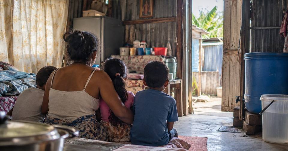 Illustration d'une famille dans un logement modeste à Maurice