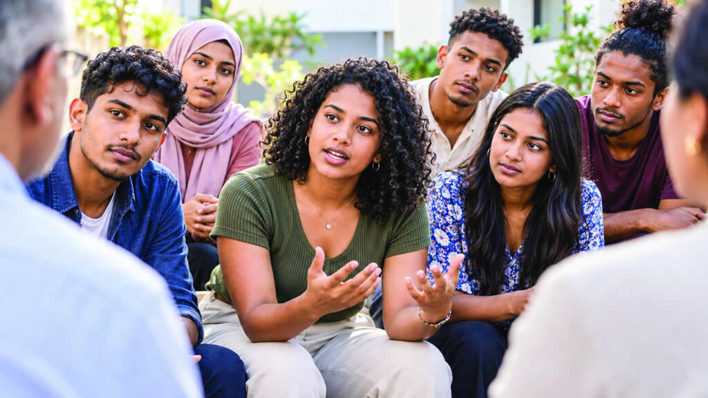 Groupe de jeunes Mauriciens participant à une discussion, photo Défi Média