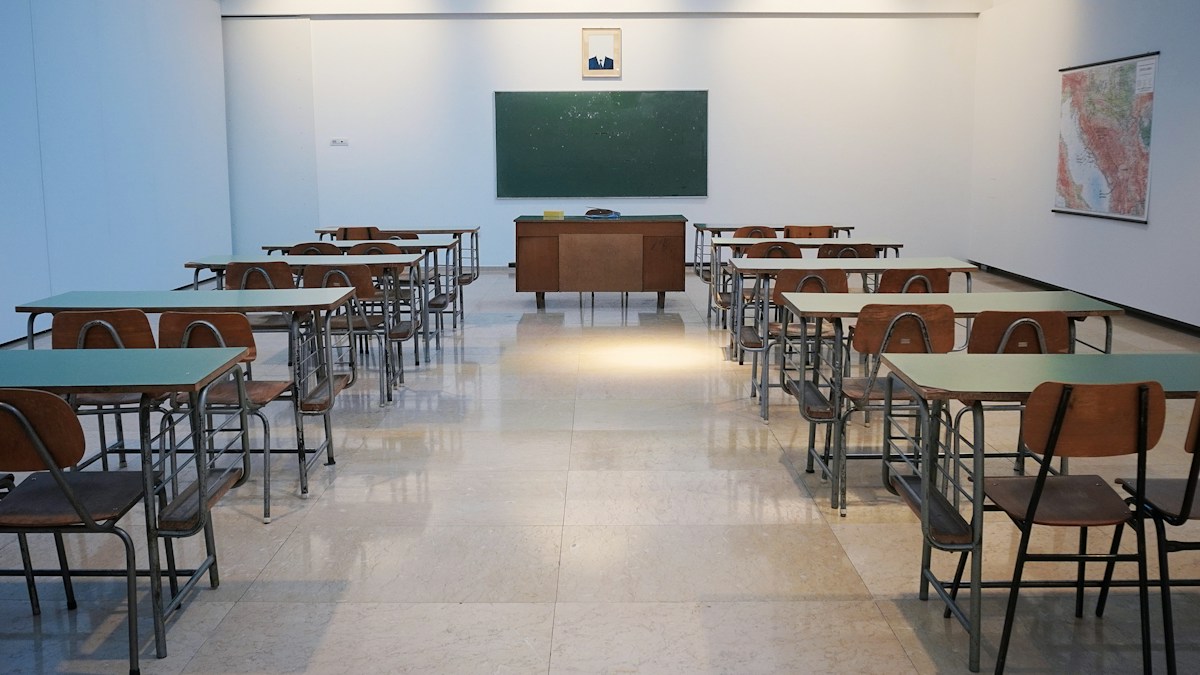 Salle de classe vide, photographie illustrative sur les droits des enfants et l'éducation