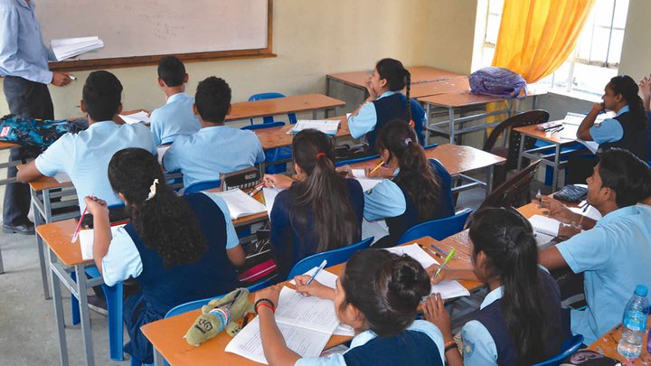 Des élèves mauriciens assis en classe avec leurs cahiers pendant un cours