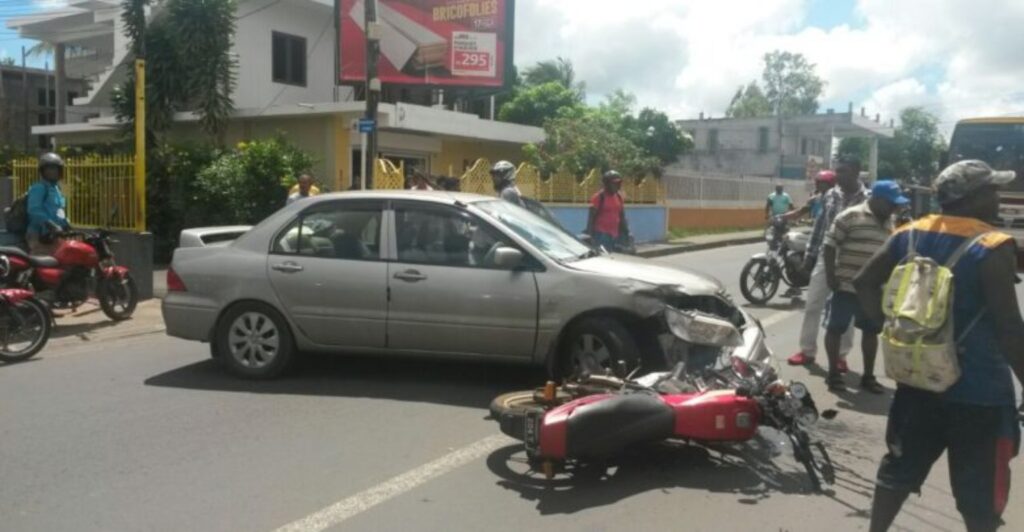 Photographie d'illustration d'un accident impliquant une voiture et une motocyclette à Maurice. Crédit : Défi Média.